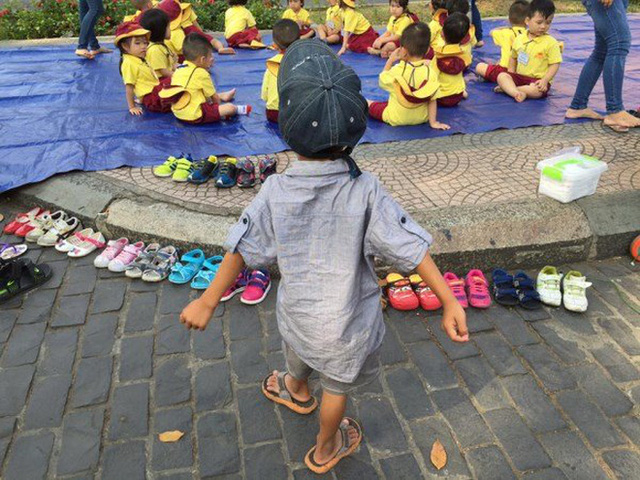 Nghệ thuật marketing siêu đẳng nhìn từ chuyện cậu bé lượm ve chai xếp giày cho bạn